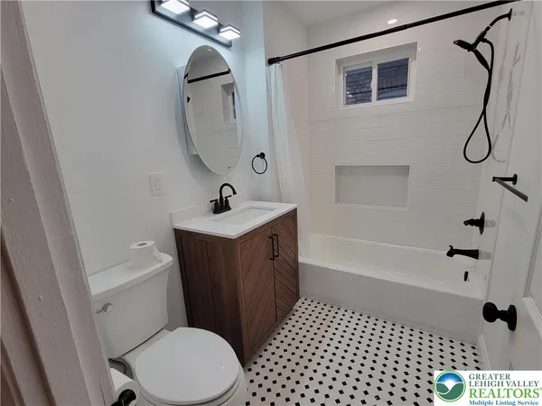 $1,975 | 746 Linden Street, Unit 2, Bethlehem, PA 18018