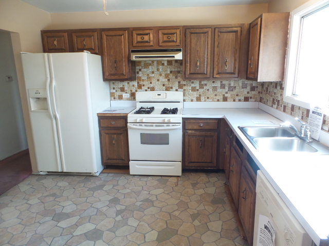 176 Grady Drive Bolingbrook, IL 60440 - Photo 11 of 30 a kitchen with a stove sink and refrigerator