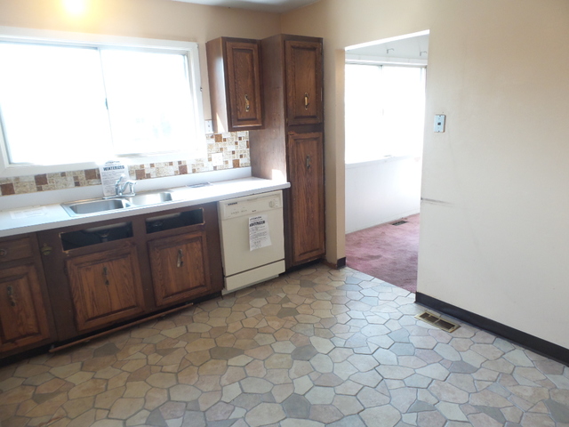 176 Grady Drive Bolingbrook, IL 60440 - Photo 13 of 30 a spacious bathroom with a sink and a mirror