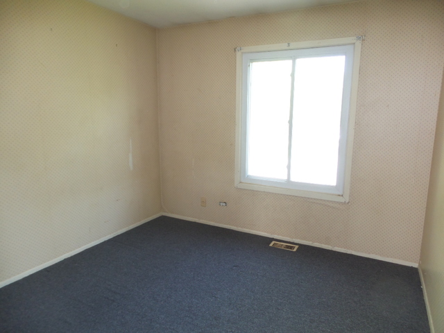 176 Grady Drive Bolingbrook, IL 60440 - Photo 21 of 30 an empty room with a window