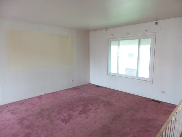 176 Grady Drive Bolingbrook, IL 60440 - Photo 4 of 30 an empty room with a window