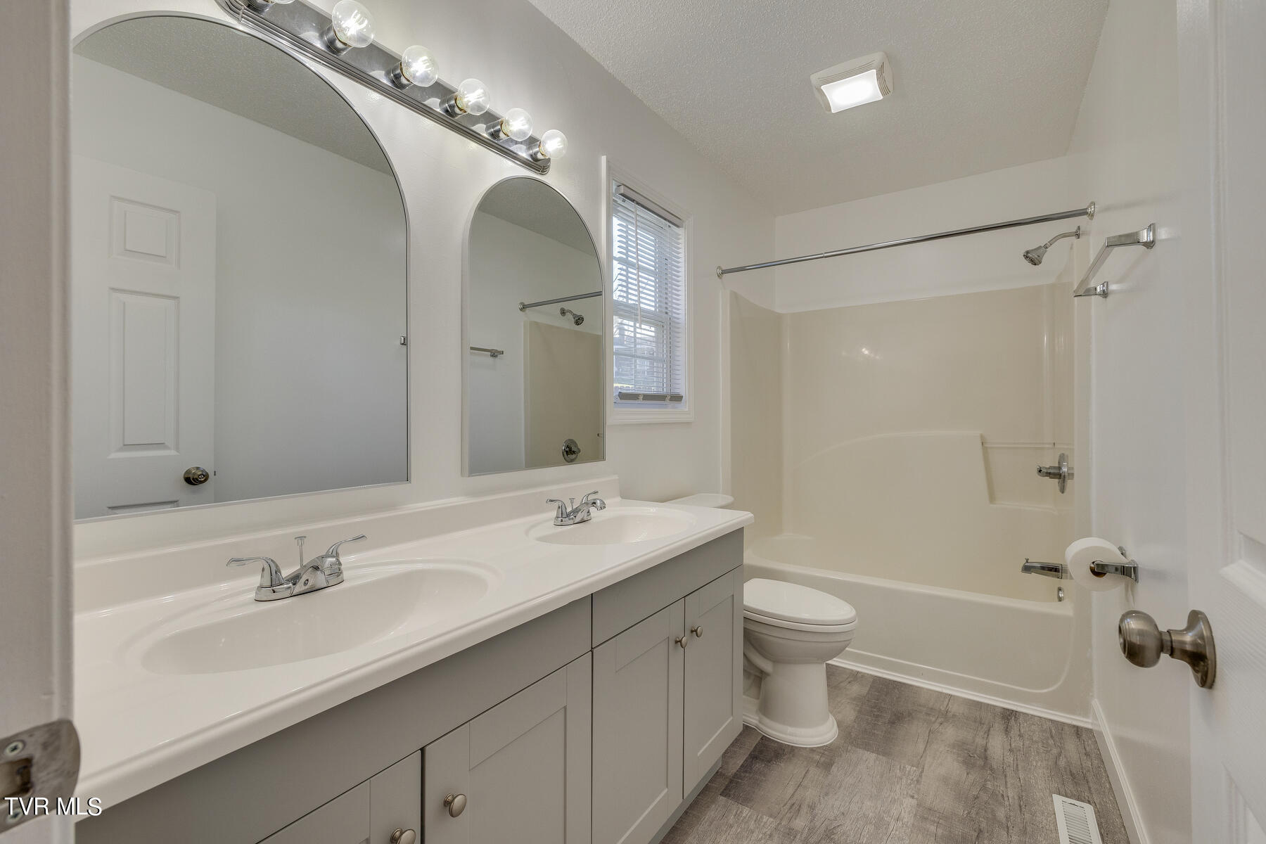 825 Shell Road Jonesborough, TN 37659 - Photo 16 of 28 Primary Bathroom