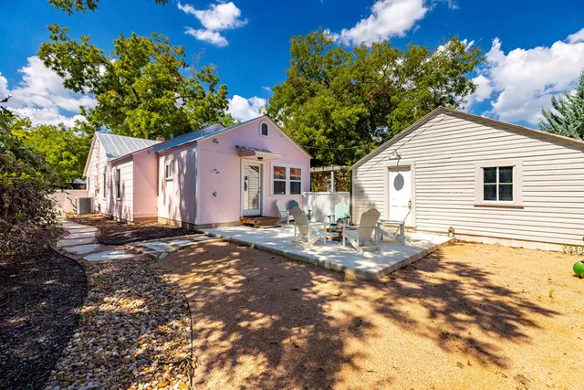 a view of a house with backyard