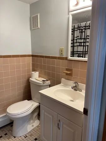 $2,300 | 9 Hall Street, Unit 1R, Waltham, MA 02453