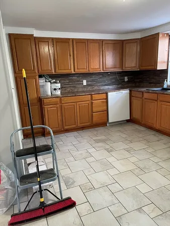 $2,300 | 9 Hall Street, Unit 1R, Waltham, MA 02453