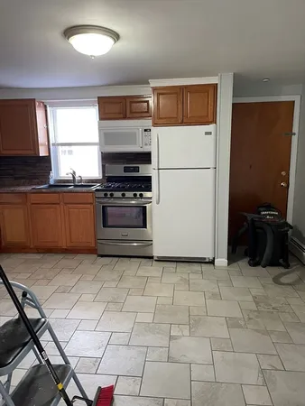 $2,300 | 9 Hall Street, Unit 1R, Waltham, MA 02453