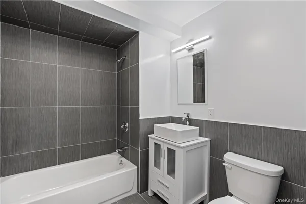 $3,000 | 135 Wakefield Avenue, Unit 305, Yonkers, NY 10704
