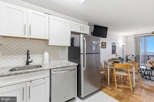 $2,100 | 5225 Pooks Hill Road, Unit 1717N, Bethesda, MD 20814