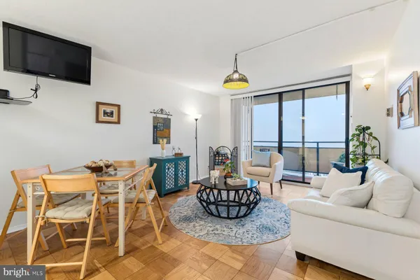 $2,100 | 5225 Pooks Hill Road, Unit 1717N, Bethesda, MD 20814