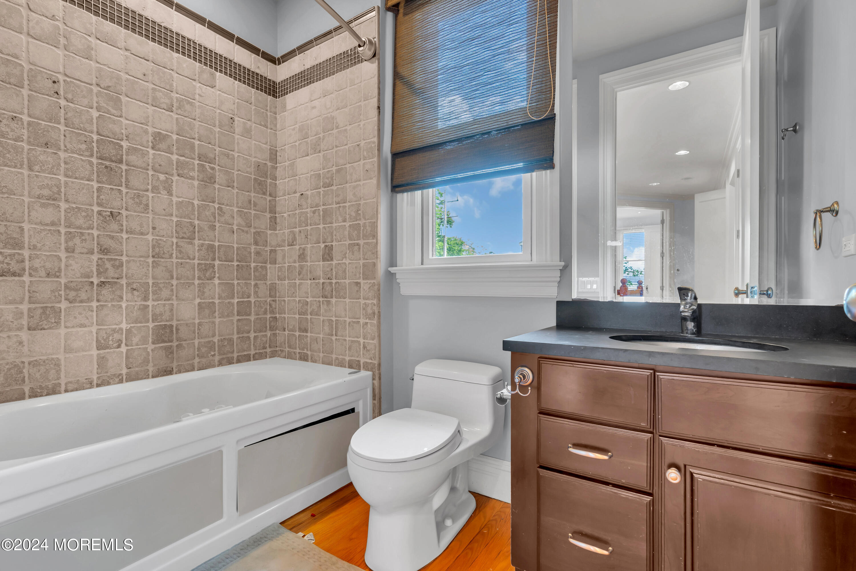 95 River Road Rumson, NJ 07760 - Photo 13 of 19 a bathroom with a toilet a sink and bathtub