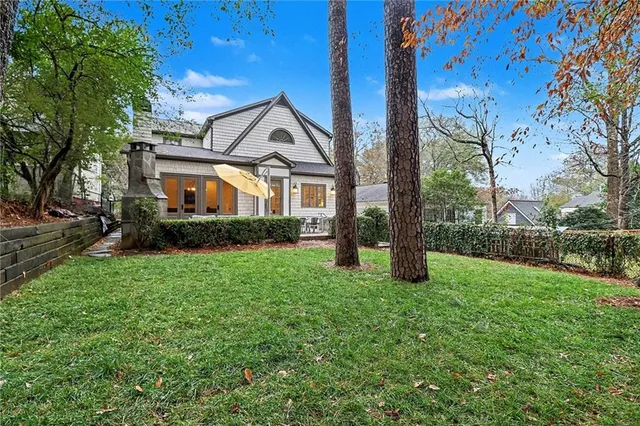 a view of a house with backyard and garden
