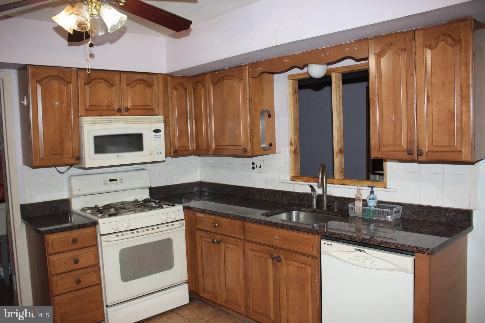 146 Oakmont Road Clementon, NJ 08021 - Photo 17 of 29 Charming kitchen with warm wood tones.