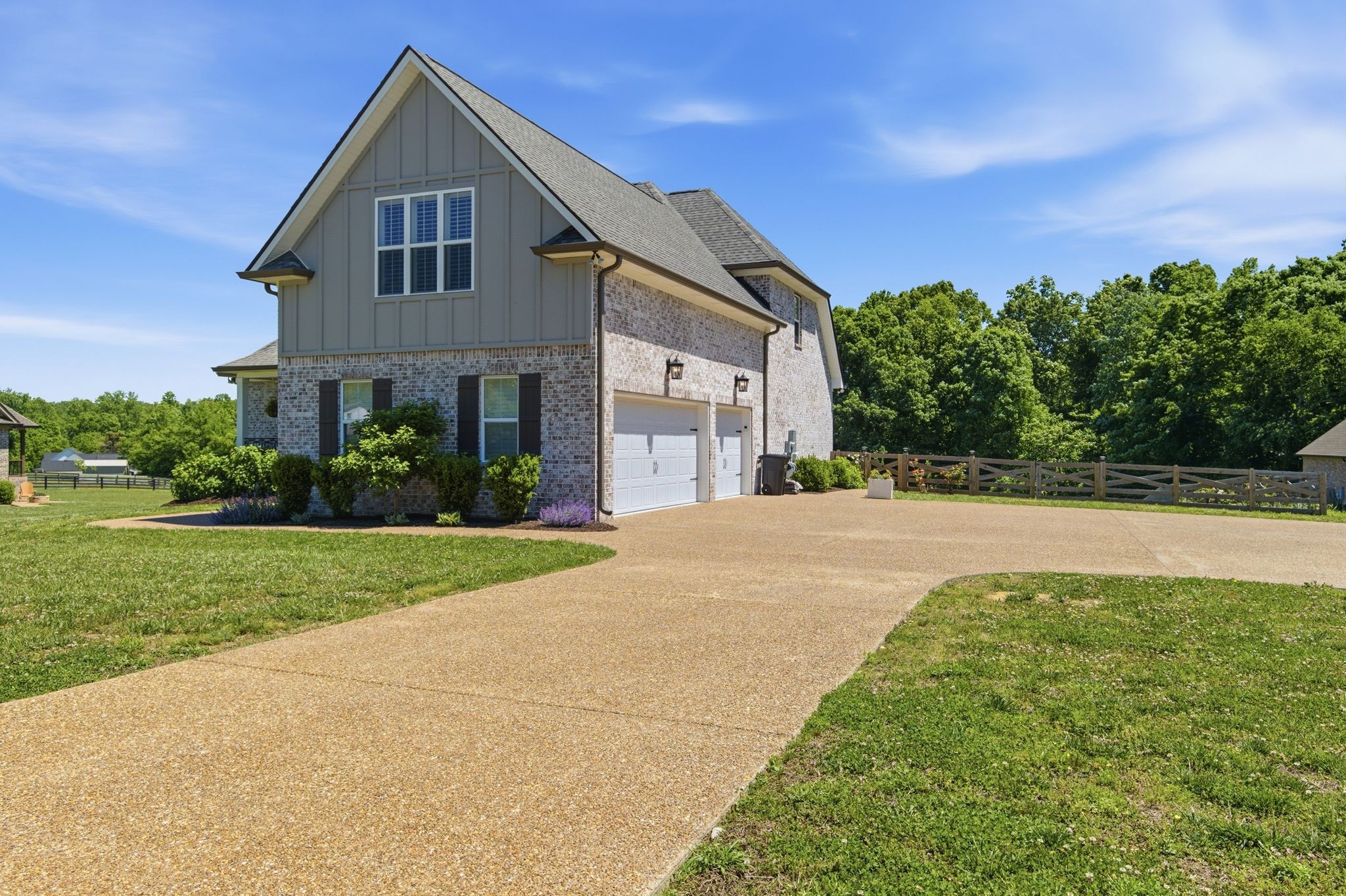 17845 Highway 76 East Springfield, TN 37172 - Photo 3 of 55 a front view of a house with a yard