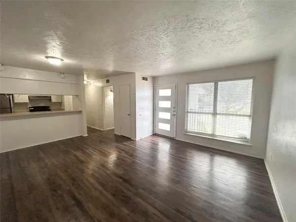 $800 | 2401 Yorkstown Drive, Unit 212, Ennis, TX 75119