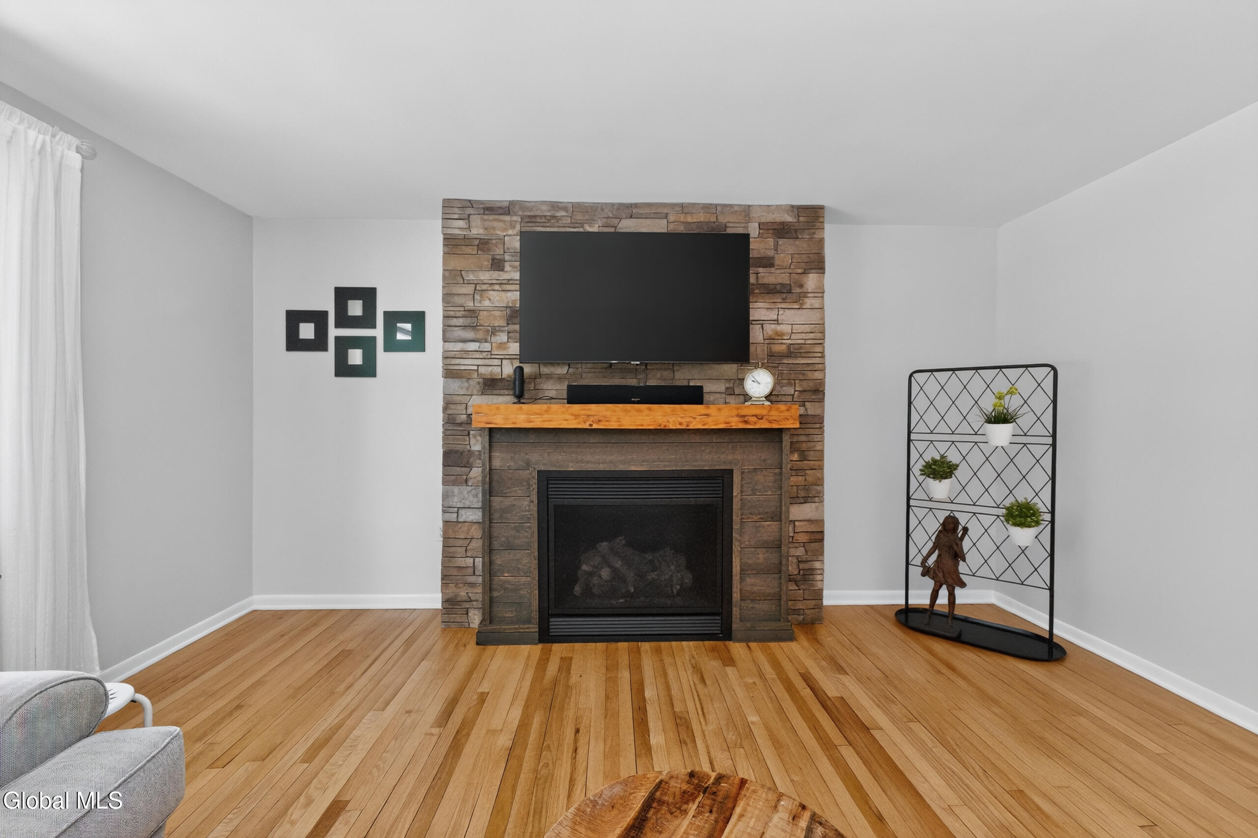 521 Russell Road Bethlehem, NY 12203 - Photo 11 of 51 1 Livingroom 5