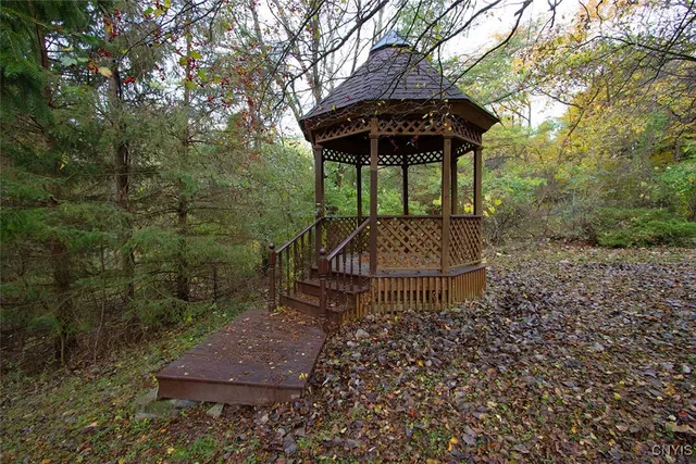 $349,900 | 304 Cornwall Drive, DeWitt, NY 13214