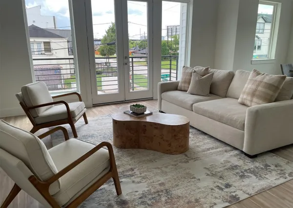 $3,000 | 2103 Holman Street, Houston, TX 77004