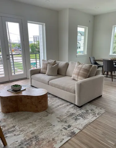 $3,800 | 2103 Holman Street, Houston, TX 77004