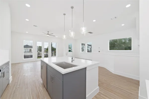 $3,000 | 2103 Holman Street, Houston, TX 77004