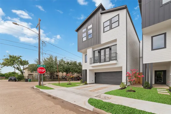 $3,000 | 2103 Holman Street, Houston, TX 77004