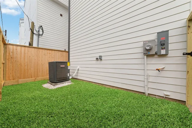 $3,800 | 2103 Holman Street, Houston, TX 77004