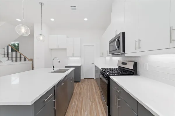 $3,000 | 2103 Holman Street, Houston, TX 77004