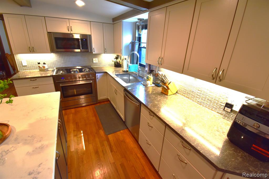 439 Shellbourne Drive Rochester Hills, MI 48309 - Photo 18 of 60