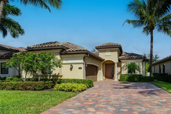 $699,000 | 2990 Aviamar Circle, Naples, FL 34114