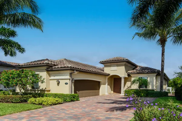 $699,000 | 2990 Aviamar Circle, Naples, FL 34114