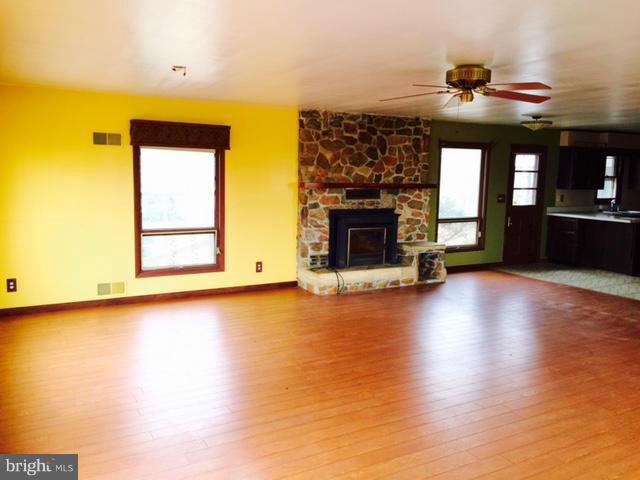 1551 Bloom Road Westminster, MD 21157 - Photo 4 of 27 Living Room