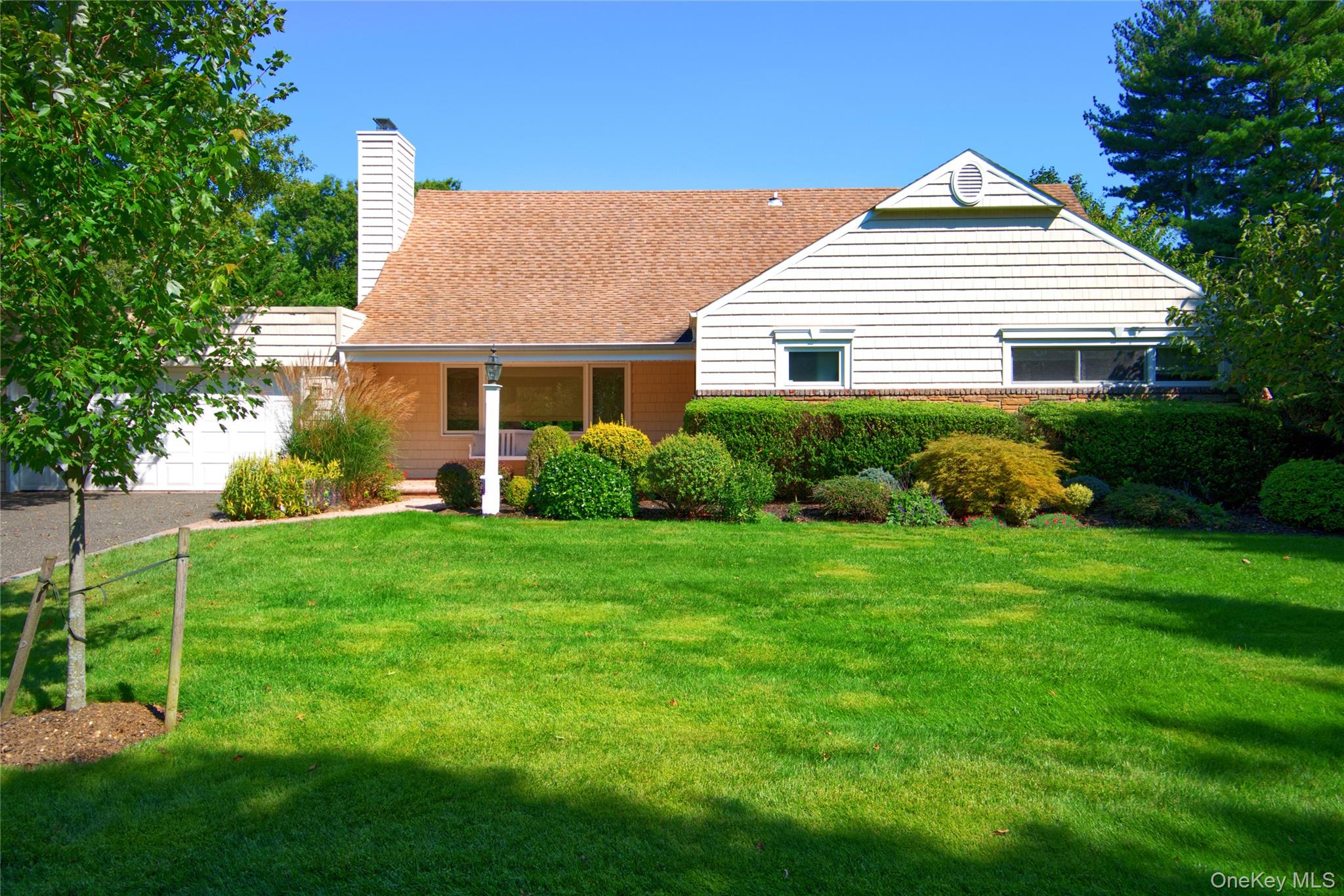 16 Arbor Road East Hills, NY 11577 - Photo 2 of 23