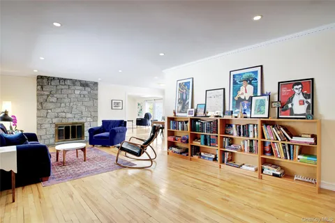 $1,599,000 | 16 Arbor Road, East Hills, NY 11577