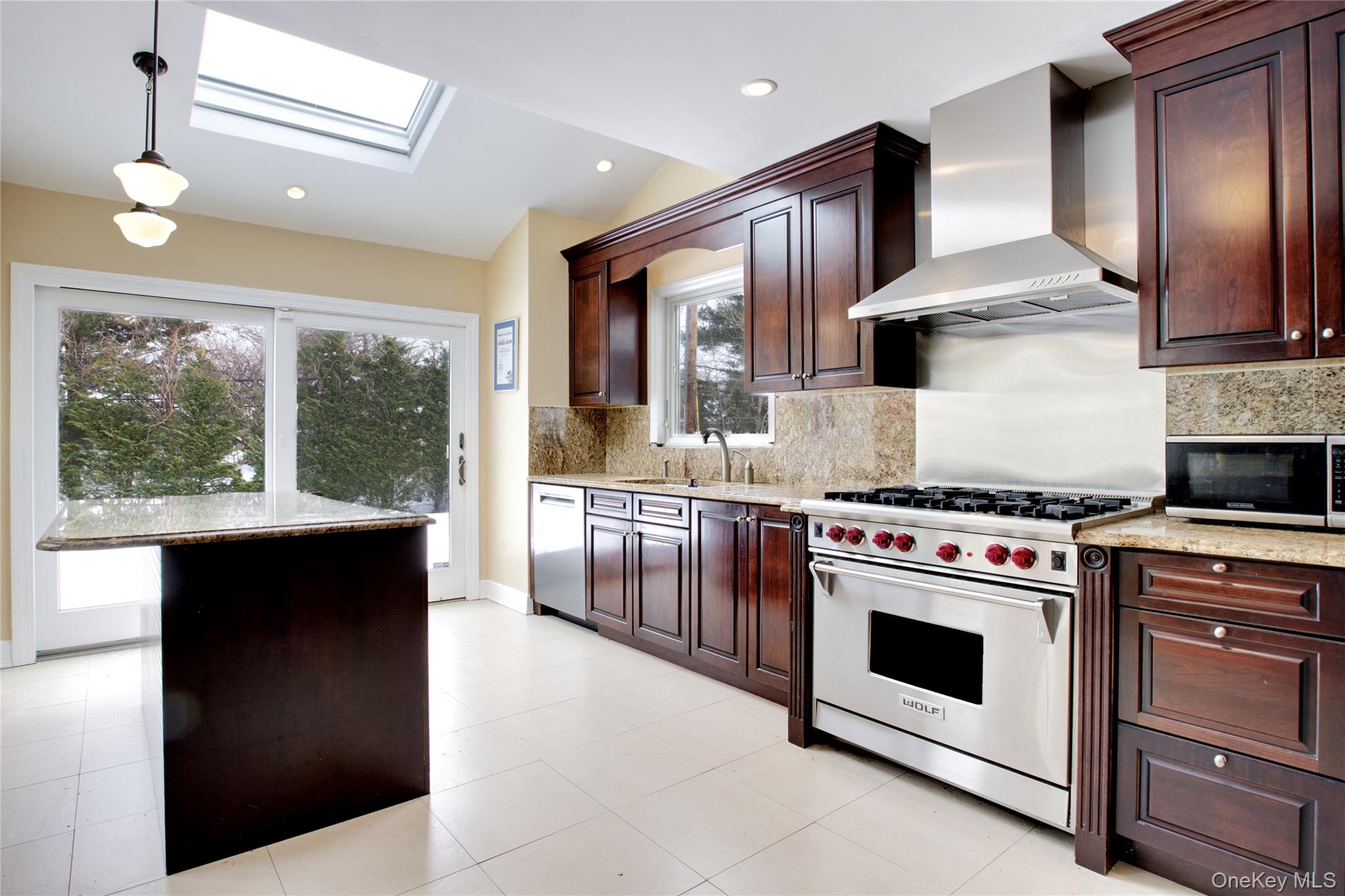 16 Arbor Road East Hills, NY 11577 - Photo 6 of 23