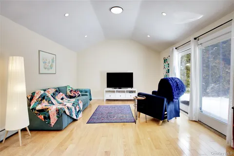 $1,599,000 | 16 Arbor Road, East Hills, NY 11577