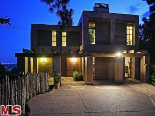 1810 Mango Way Los Angeles, CA 90049 - Photo 1 of 1 a view of a house with a small yard