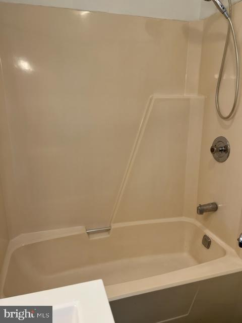 706 South Street, Unit 2 Philadelphia, PA 19147 - Photo 16 of 19 Rear Bathroom Tub Shower