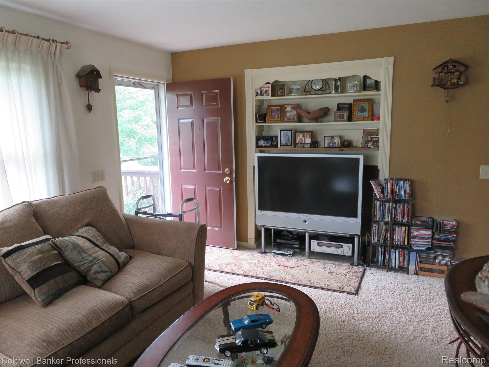 716 West Lansing Road Morrice, MI 48857 - Photo 4 of 17 4 716 Livingroom.JPG