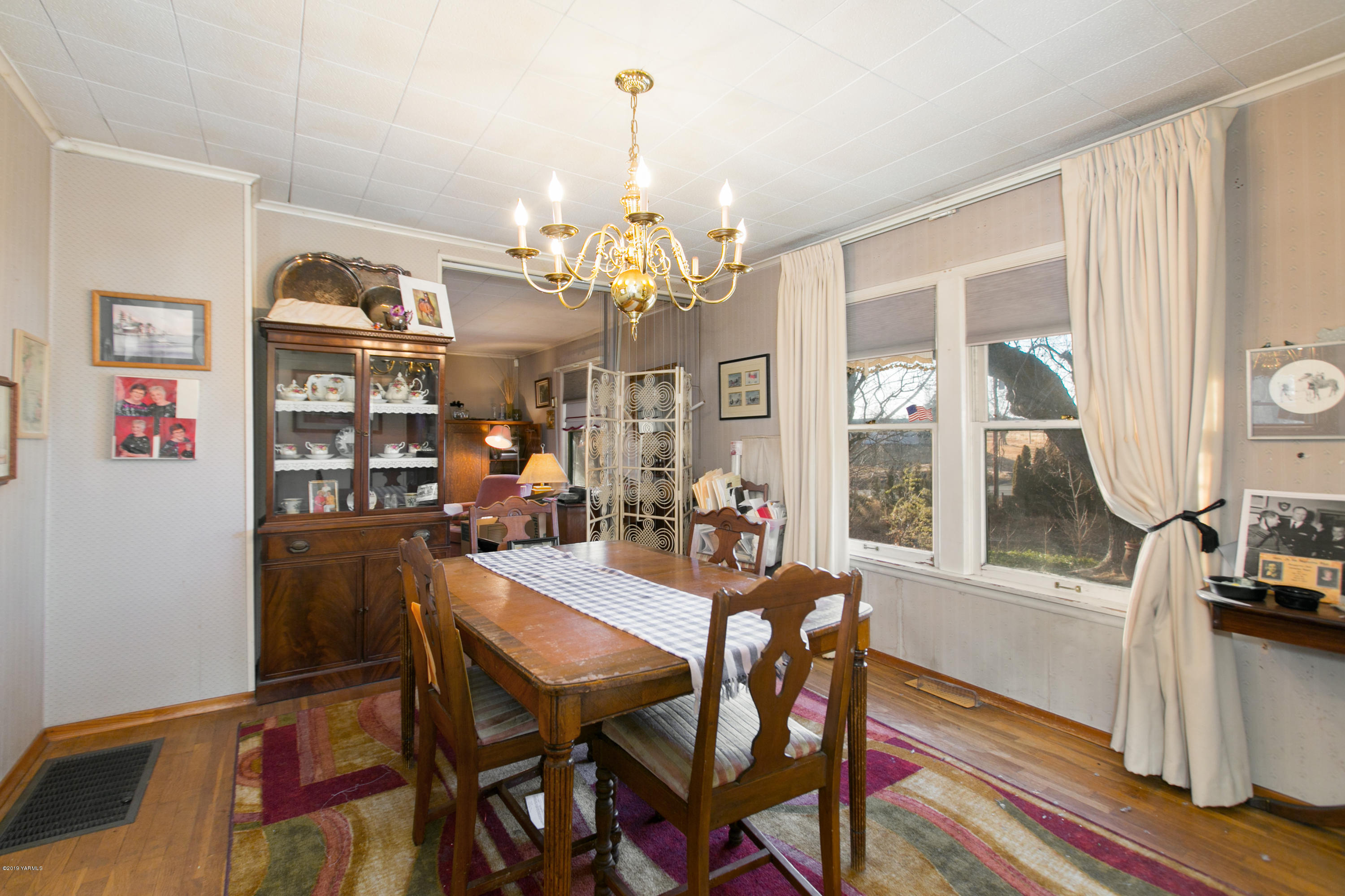 10509 Summitview Road Yakima, WA 98908 - Photo 5 of 17 a view of a dining room with furniture and chandelier
