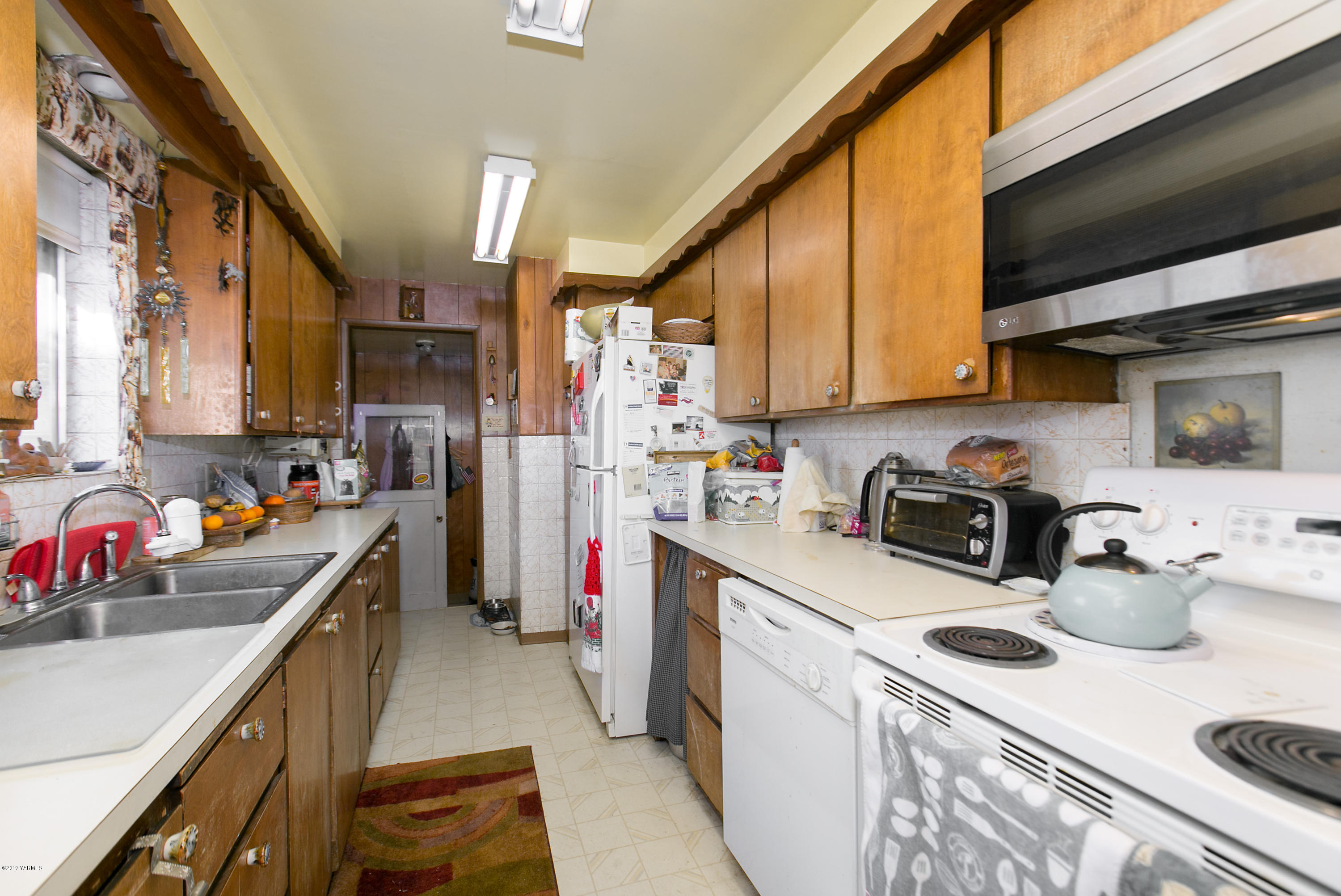 10509 Summitview Road Yakima, WA 98908 - Photo 6 of 17 a kitchen that has a lot of cabinets a sink and appliances