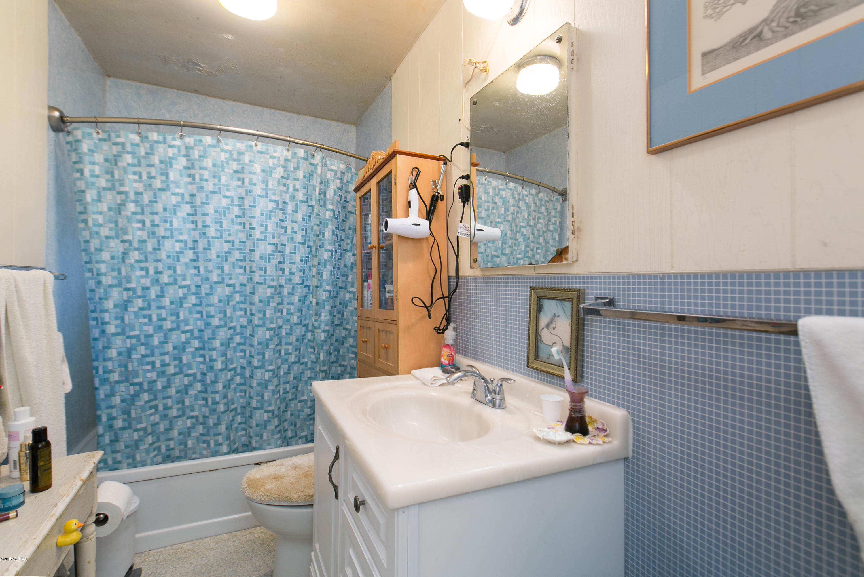 10509 Summitview Road Yakima, WA 98908 - Photo 7 of 17 a bathroom with a sink toilet and shower