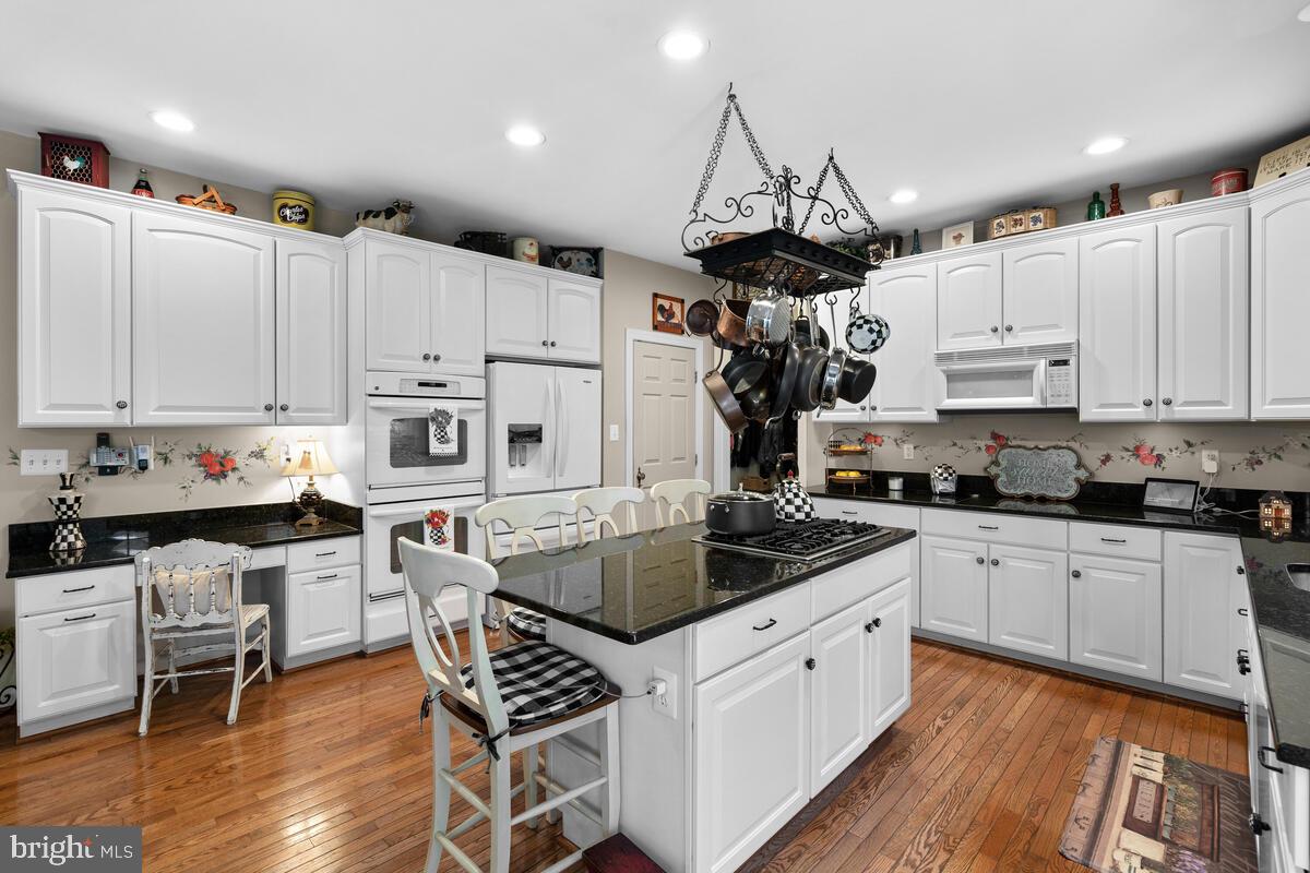 18705 Olney Mill Road Olney, MD 20832 - Photo 23 of 64 Plenty of Cabinet Space in Kithcen