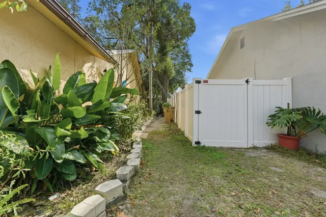 a view of a backyard