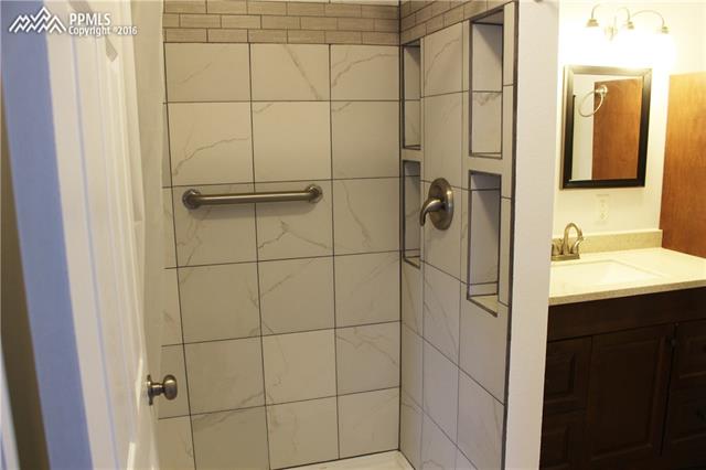 22425 Spencer Road Calhan, CO 80808 - Photo 15 of 27 Master shower