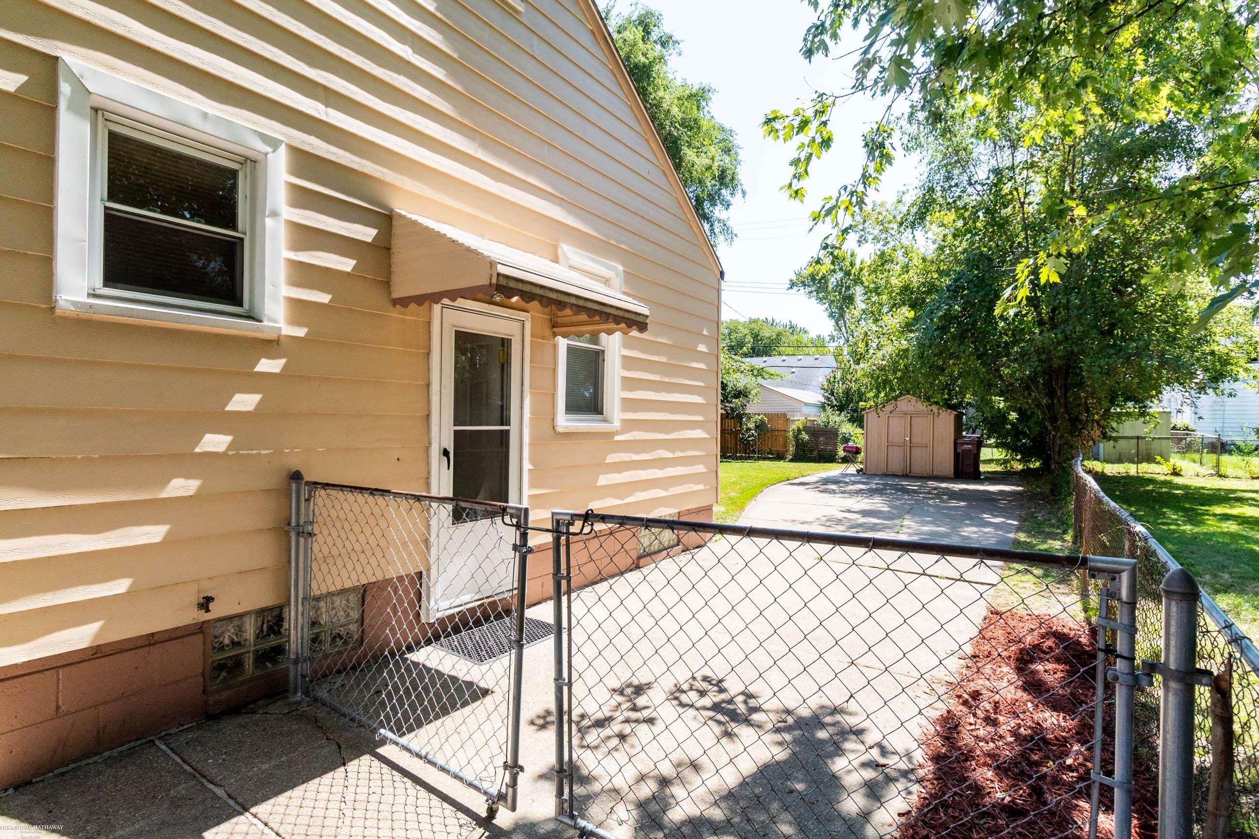 8062 Superior Street Center Line, MI 48015 - Photo 19 of 21