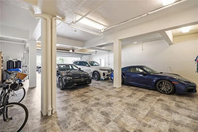 a view of a livingroom with furniture and a ceiling fan