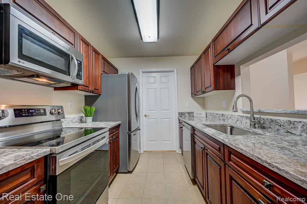3578 Oakmonte Boulevard, Unit 96 Rochester, MI 48306 - Photo 17 of 47