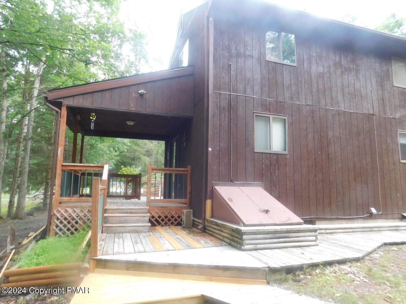 112 Messerle Court Bushkill, PA 18324 - Photo 26 of 33 EXTERIOR SIDE