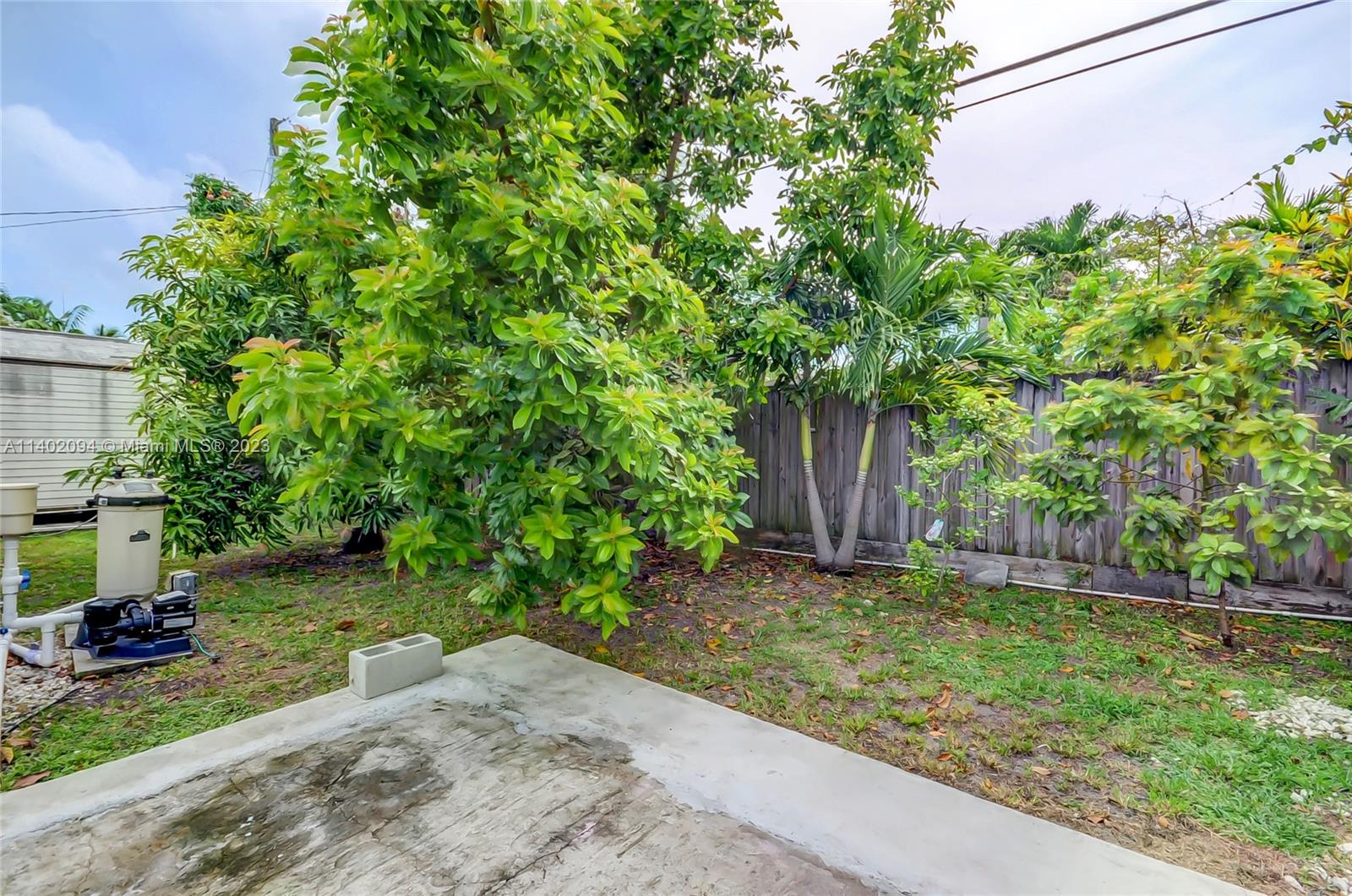 4260 Southwest 99th Avenue Miami, FL 33165 - Photo 31 of 36 a backyard of a house with lots of green space