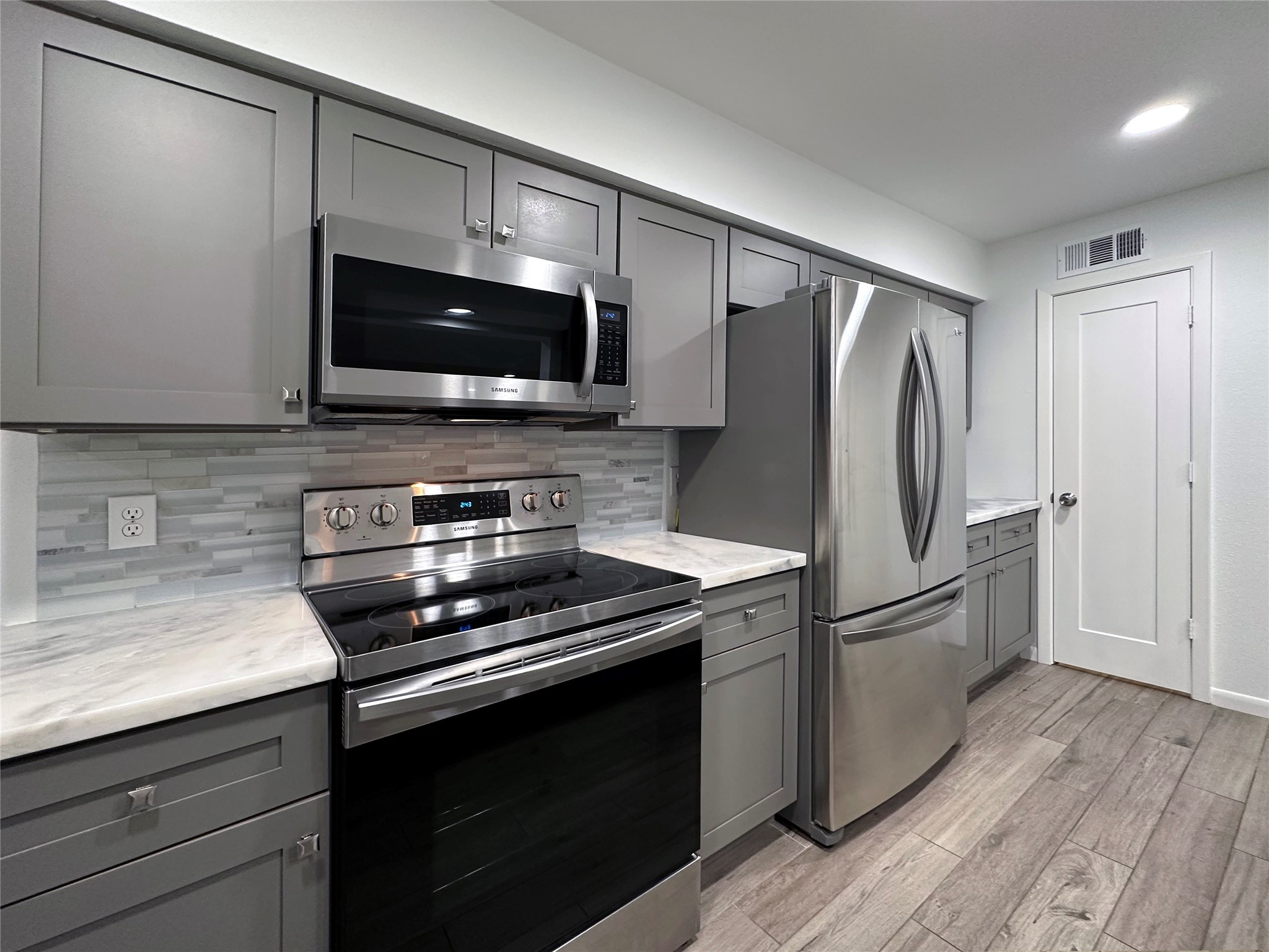 5528 Beverly Hill Street, Unit 3 Houston, TX 77056 - Photo 20 of 50 a kitchen with a refrigerator stove and microwave
