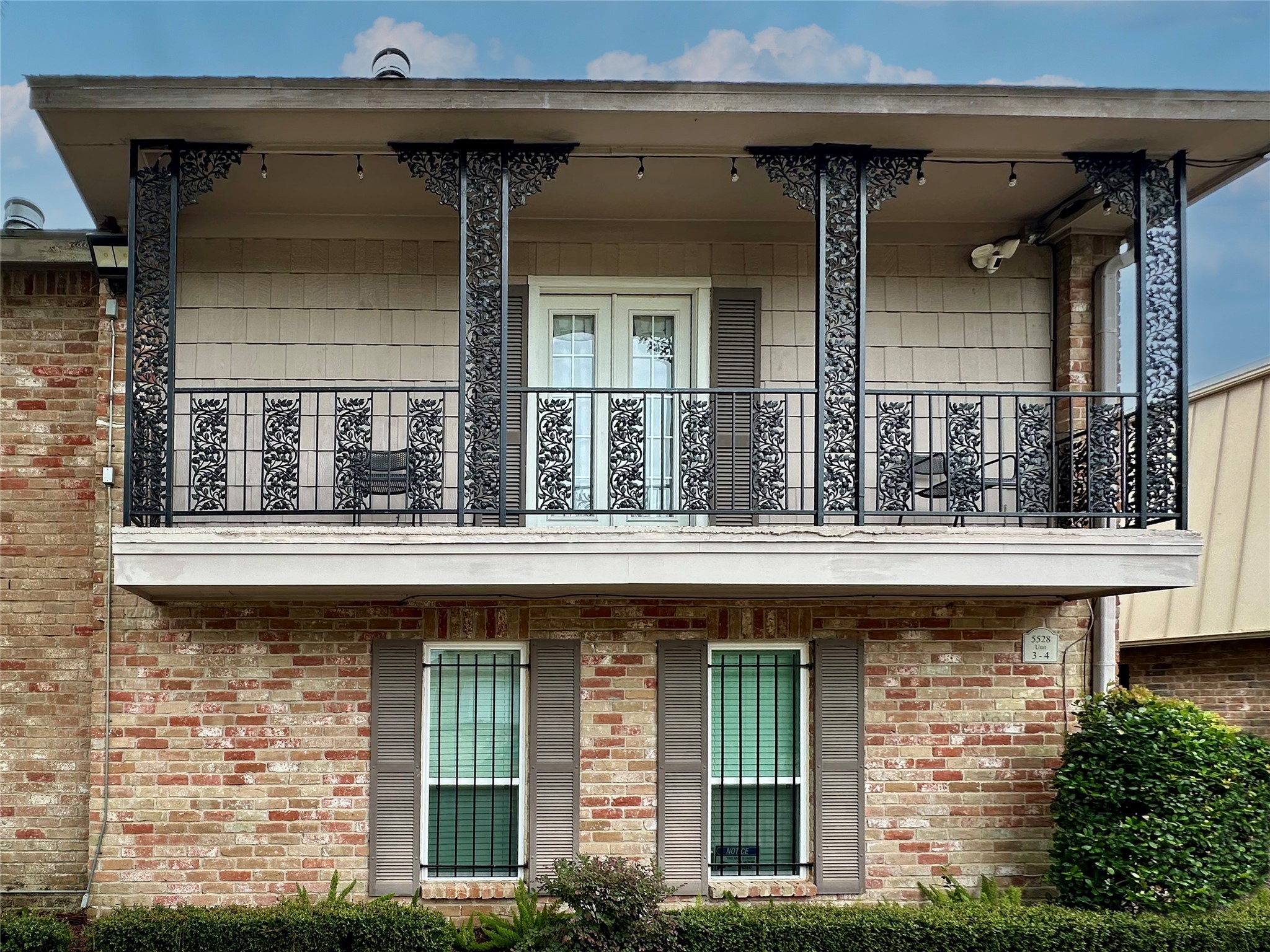 5528 Beverly Hill Street, Unit 3 Houston, TX 77056 - Photo 48 of 50 a front view of a house with a garden